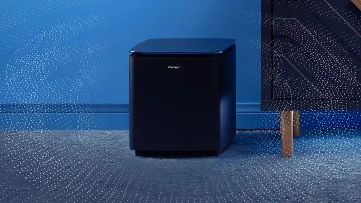 Der Bose Lifestyle Ultra Subwoofer steht neben einem Wohnzimmerschrank.