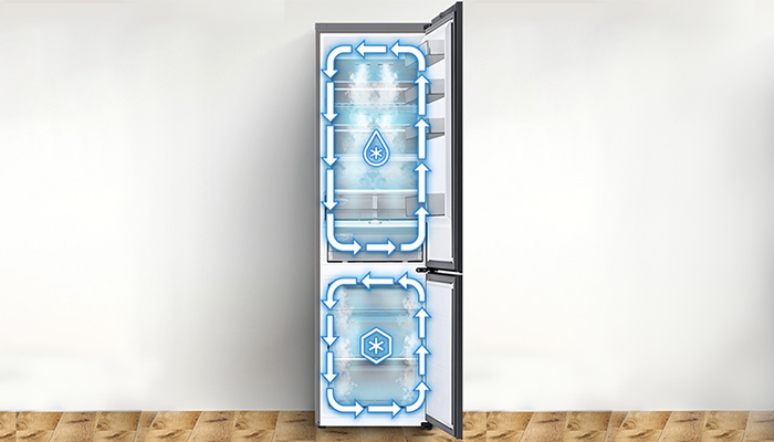 Ein geöffneter, zweitüriger Kühlschrank mit blauen Pfeilen, die den Luftstrom um ein Schneeflocken- und ein Tropfensymbol darstellen.