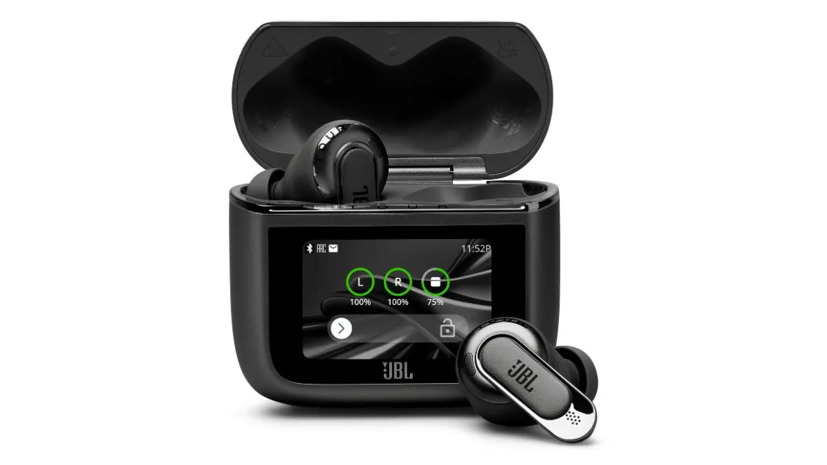 Die In-Ear-Kopfhörer JBL Tour Pro 3 sind in und neben dem eingeschalteten Ladecase vor weißem Hintergrund.