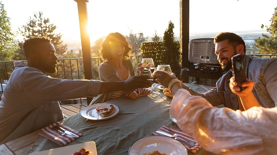 Du kannst dich beim NINJA OO101EU Woodfire Outdoor Oven Elektrogrill auf eine Warmhaltefunktion verlassen!