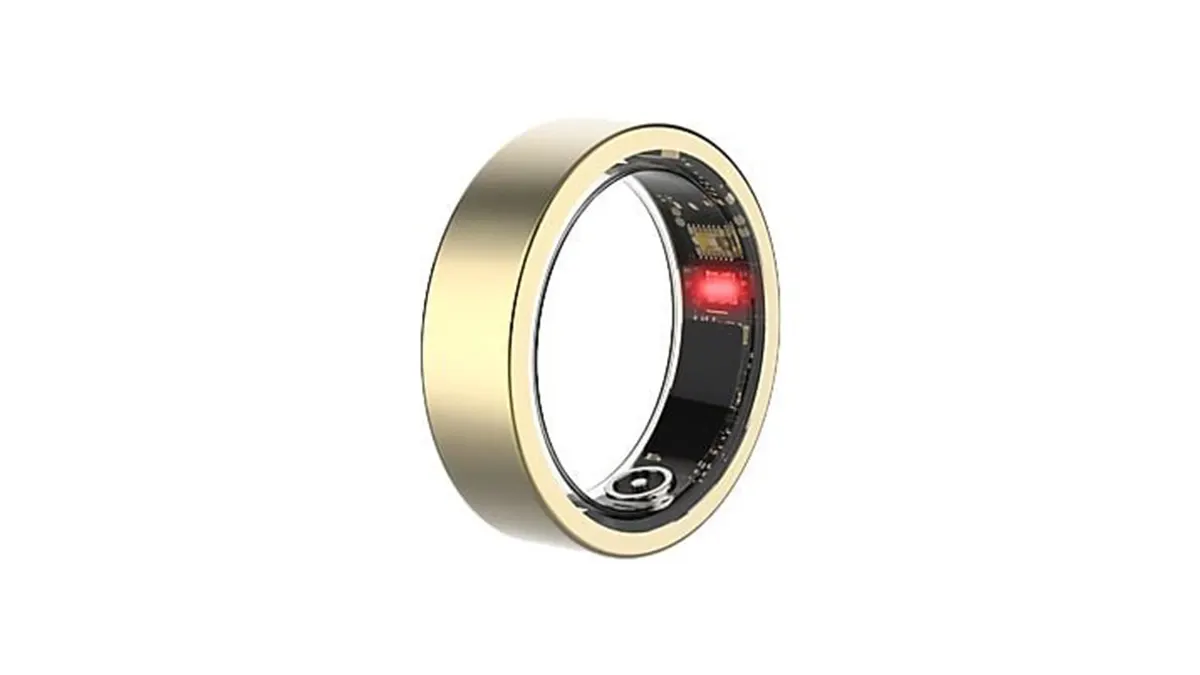 Goldfarbener Smart-Ring. Auf der schwarzen Innenseite sind technische Bauteile und ein rot leuchtender Sensor sichtbar.