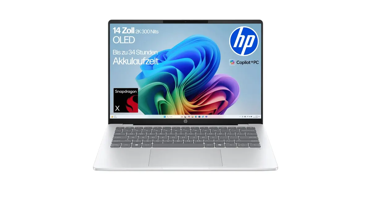 Das HP OmniBook 5 OLED vor weißem Hintergrund.