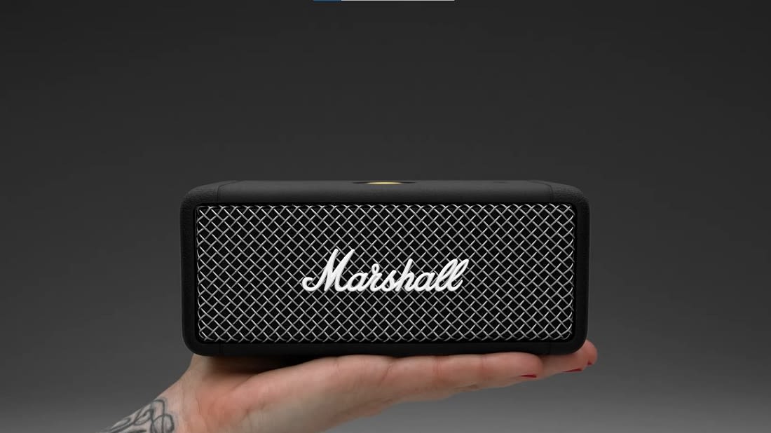 Hand haelt MARSHALL Emberton BT Bluetooth Lautsprecher, Schwarz, Wasserfest