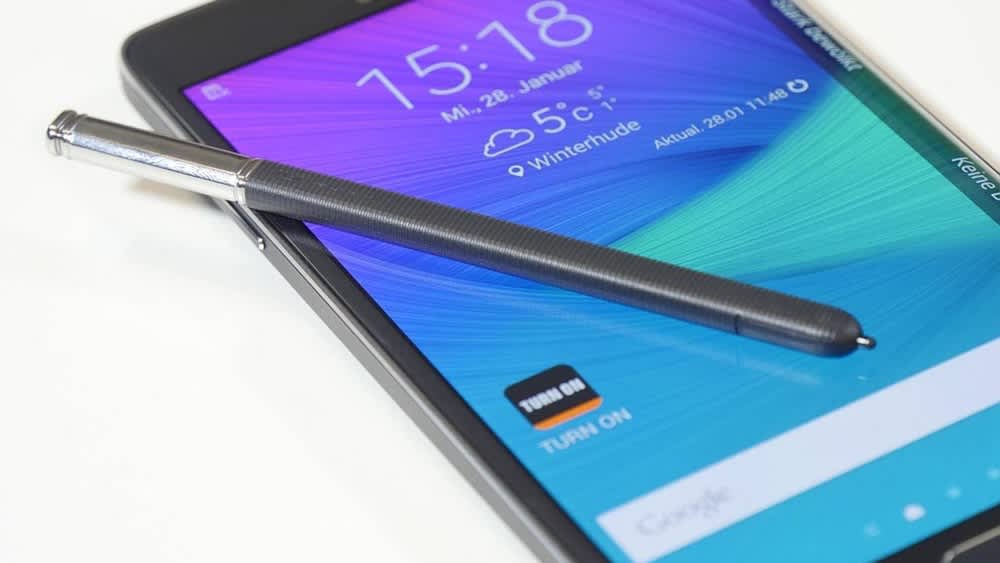 Ein S-Pen von Samsung liegt auf dem Display des Galaxy Note Edge.