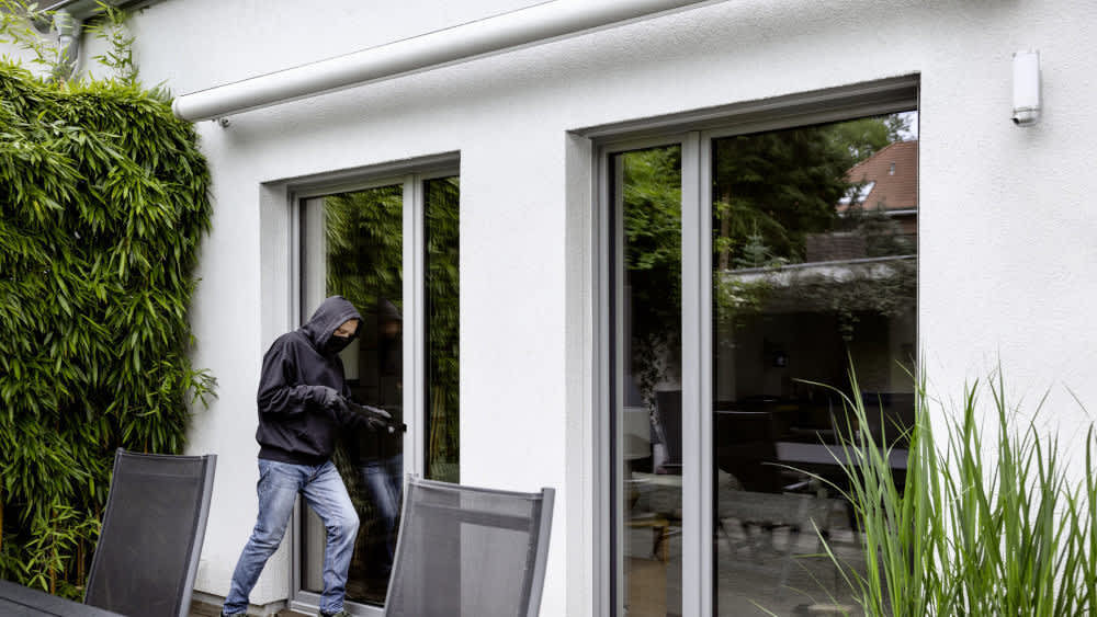 Eine Bosch Smart Home Eyes Außenkamera erfasst einen Einbruchsversuch.