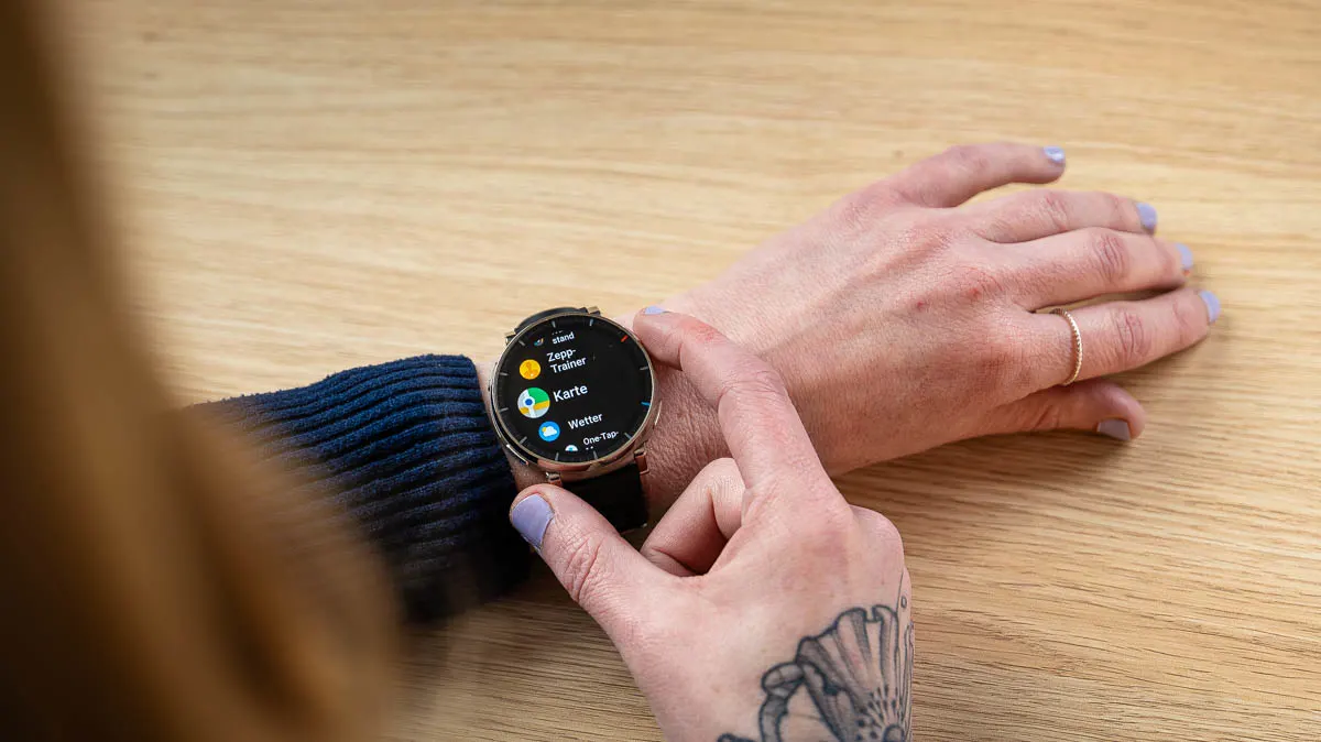Franzi navigiert durch die Apps auf der Amazfit Active 3 Premium.