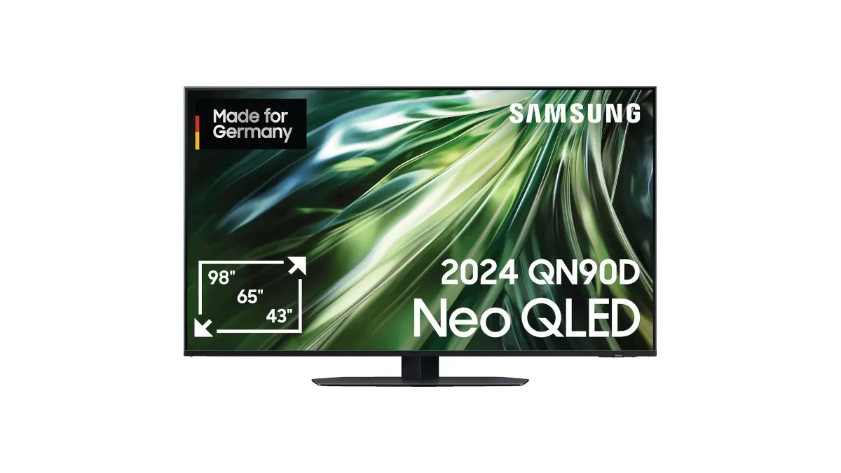 Ein Samsung Neo QLED Fernseher (2024 QN90D) mit abstraktem grünem Muster auf dem Bildschirm steht auf einem schwarzen Sockel.