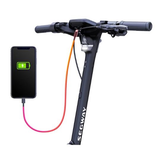 Ein Smartphone mit grünem Akkusymbol ist mit einem E-Scooter verbunden, der das Wort "SEGWAY" trägt. Orangefarbenes Kabel.