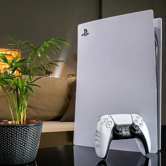 Eine blaue Verpackung für ein JBL Quantum 910P Wireless Headset mit weiß-schwarzen Kopfhörern und Mikrofon.