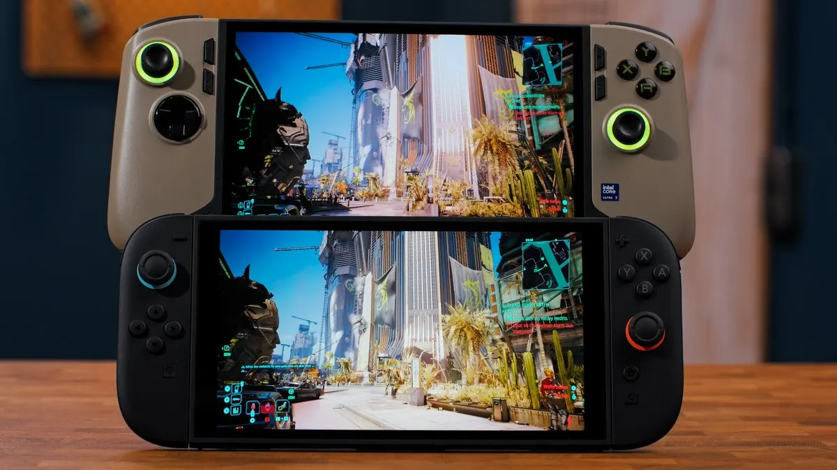 Dieselbe Spielszene ist einmal auf der Nintendo Switch 2 und einmal auf einem Handheld-PC zu sehen.