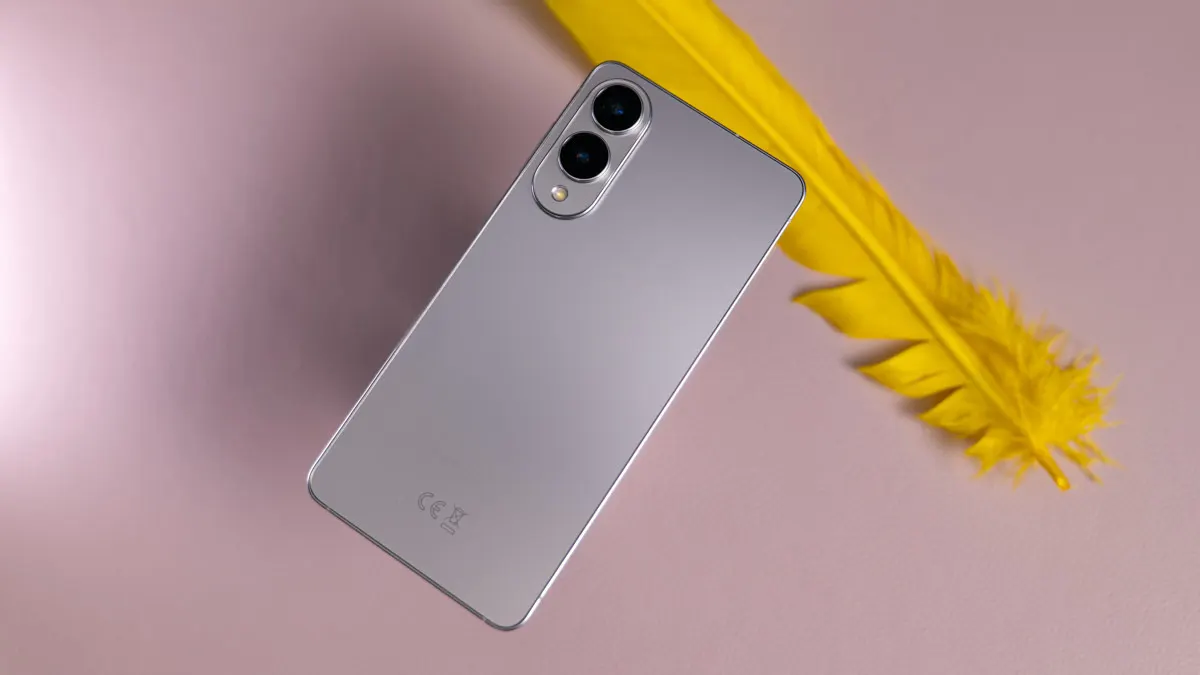 Das Samsung Galaxy S25 Edge steht über einer Feder.