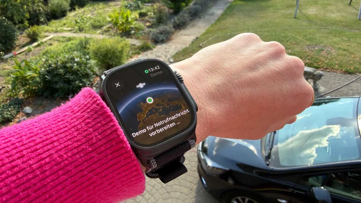 Franzi testet die Demo für Satellitennotrufe mit der Apple Watch Ultra 3.