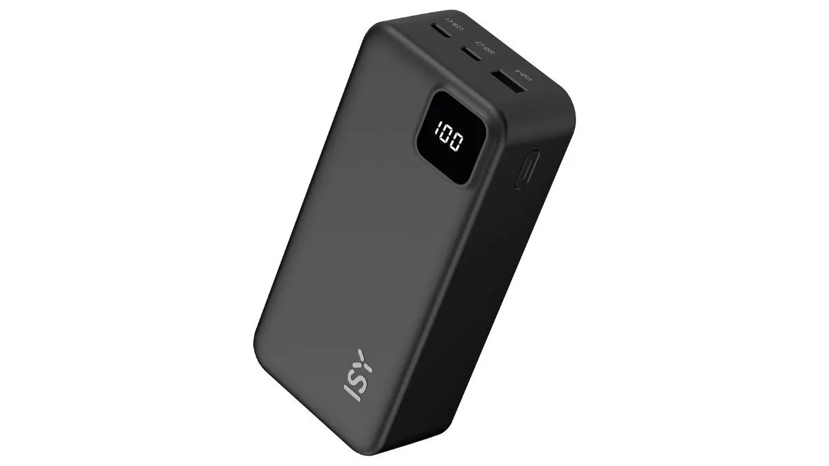 Die Powerbank ISY IPP-27000 vor weißem Hintergrund.