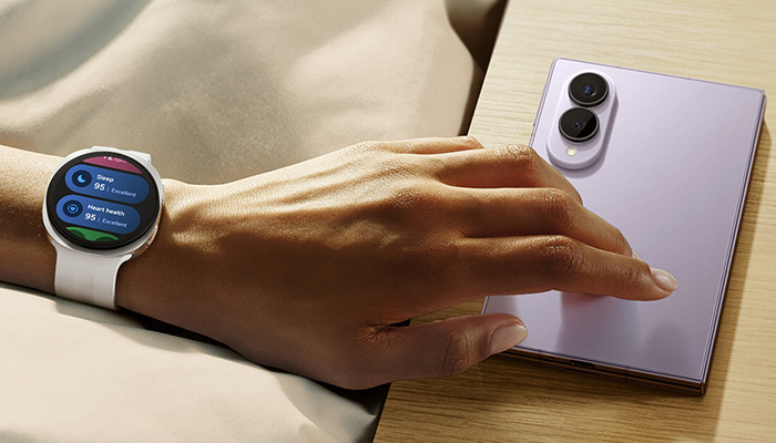 Galaxy Z Fold8 auf einem Tisch neben einer getragenen Galaxy Watch9. 