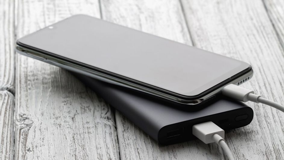 Powerbank lädt Smartphone auf