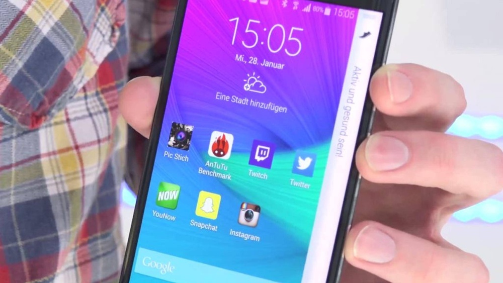 Nahaufnahme eines Smartphones, das von einer Hand gehalten wird; es zeigt Apps wie Twitter und Instagram.