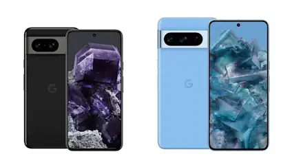 Zwei Google-Telefone: ein schwarzes mit lila Display und ein hellblaues mit blauem Display, beide mit Kameraleiste.