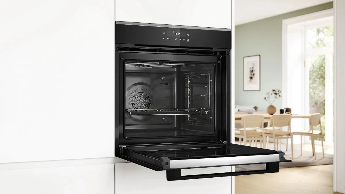 Der Einbaubackofen Bosch HBA272BB3 ist in einen weißen Küchenschrank integriert.