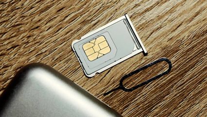 sim-karte_liegt_neben_einem_iphone