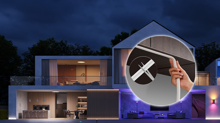 Modernes Smart Home bei Nacht mit WLAN-Router in Nahaufnahme und violetter Beleuchtung am zweistöckigen Haus. 