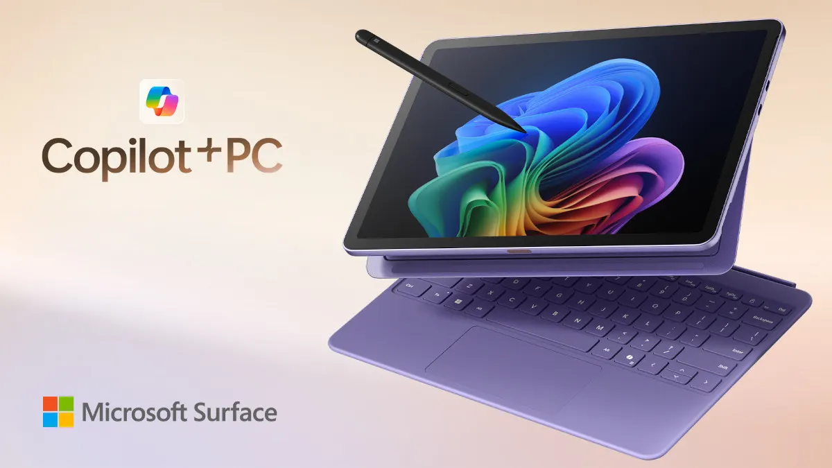 Das Microsoft Surface Pro 12 Zoll in der Farbvariante Violett mit Surface Slim Pen und Tastatur vor einem Hintergrund mit leicht orangefarbenem Akzent.