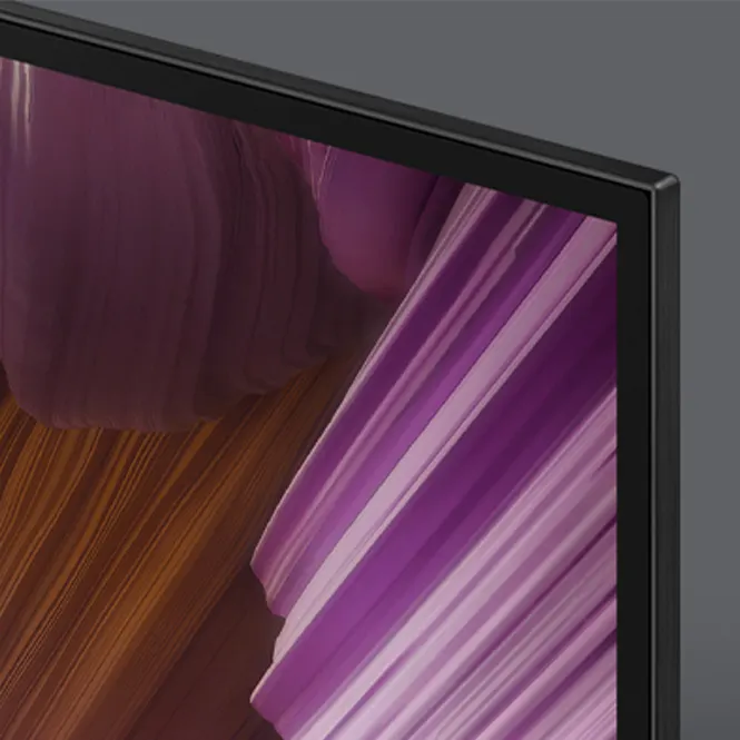 Ecke eines Fernsehbildschirms mit dünnem schwarzen Rahmen, auf dem Display sind lila und braune Farbtöne zu sehen.