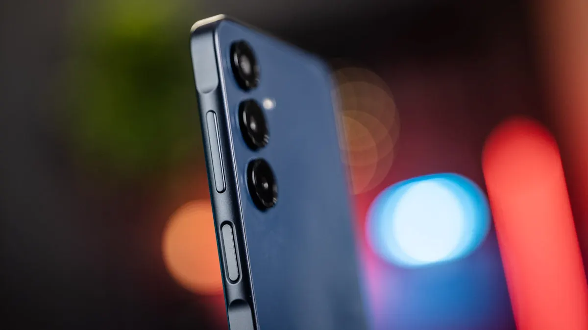 Das Samsung Galaxy A16 5G von der Seite mit Fokus auf dem Rahmen mit Lautstärkewippe und Power-Button.