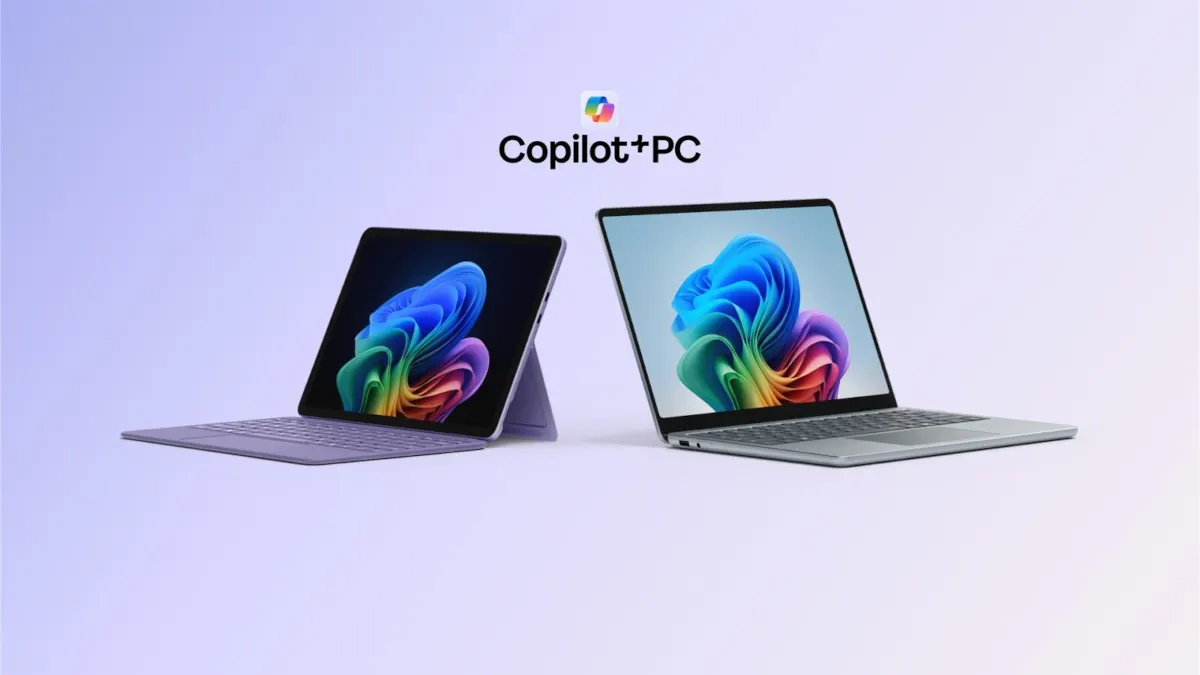 Das Microsoft Surface 12 Zoll und der Microsoft Surface Laptop 13 Zoll stehen aufgeklappt vor einem Hintergrund mit leicht violettem Akzent.