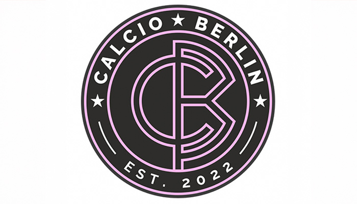 Rundes Logo „Calcio Berlin“ mit rosa CB-Monogramm; oben CALCIO BERLIN, unten EST. 2022, je ein Stern links und rechts.