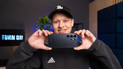 Alex hält das Samsung Galaxy S26 Ultra in beiden Händen. Die Rückseite mit den Kameras ist zu sehen.