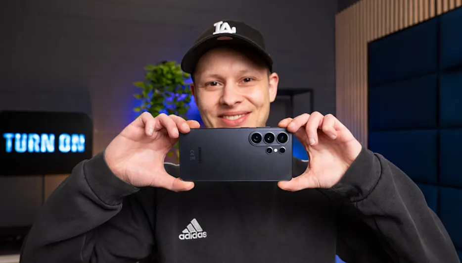 Alex hält das Samsung Galaxy S26 Ultra in beiden Händen. Die Rückseite mit den Kameras ist zu sehen.