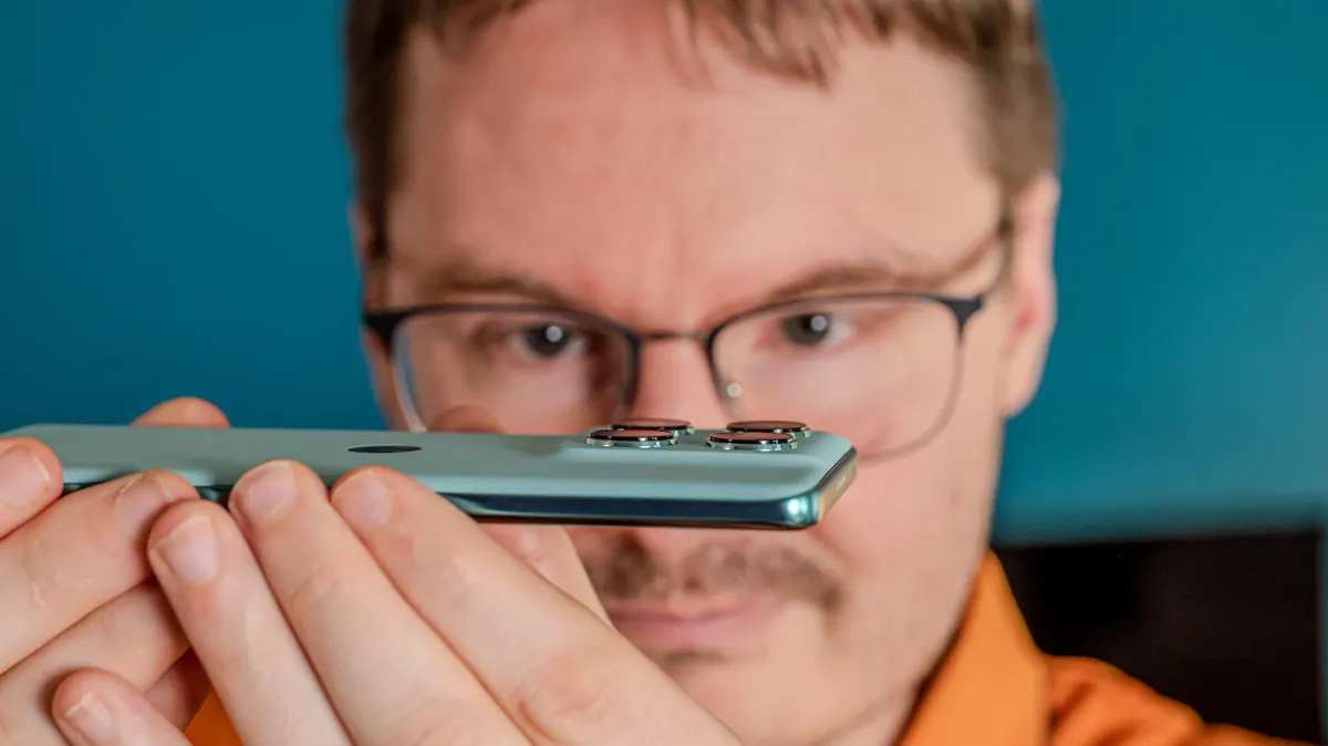 Michael betrachtet das Kameramodul des Motorola Edge 60 Fusion aus der Nähe.