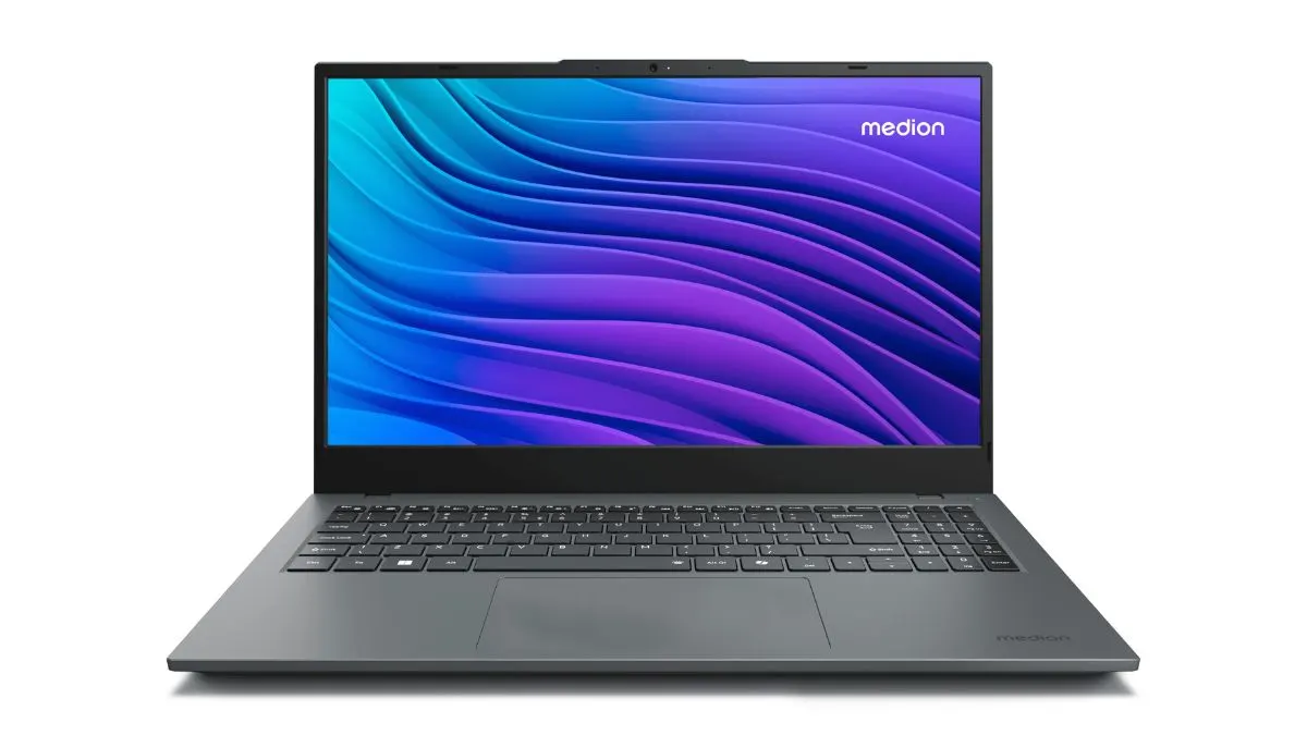 Der Laptop Medion Avantum 15 E1 vor weißem Hintergrund.