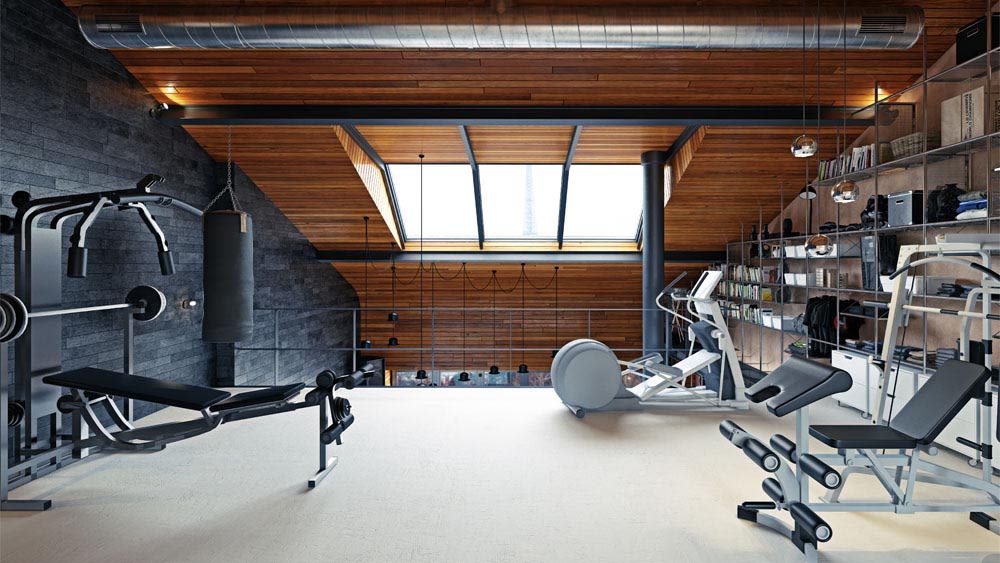 Das Obergeschoss eines Hauses ist mit verschiedenen Fitnessgeräten als Home-Gym eingerichtet.