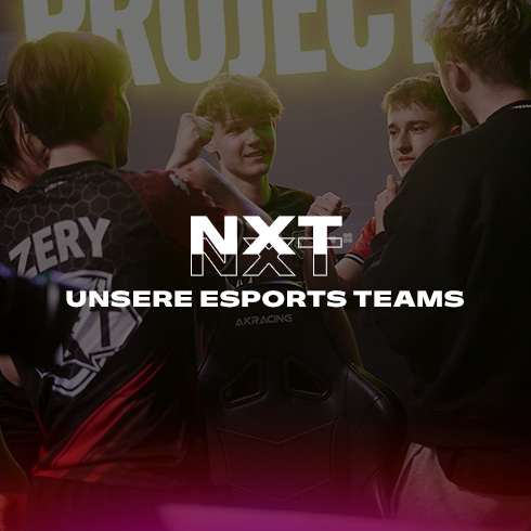 Esports-Team-Szene mit Zuschauern, Monitoren und dem Text "NXT Unsere Esport Teams" in Weiß vor einem roten und blauen Hintergrund.
