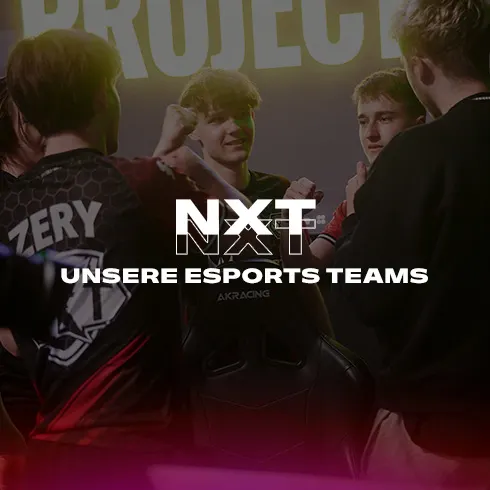 Esports-Team-Szene mit Zuschauern, Monitoren und dem Text "NXT Unsere Esport Teams" in Weiß vor einem roten und blauen Hintergrund.