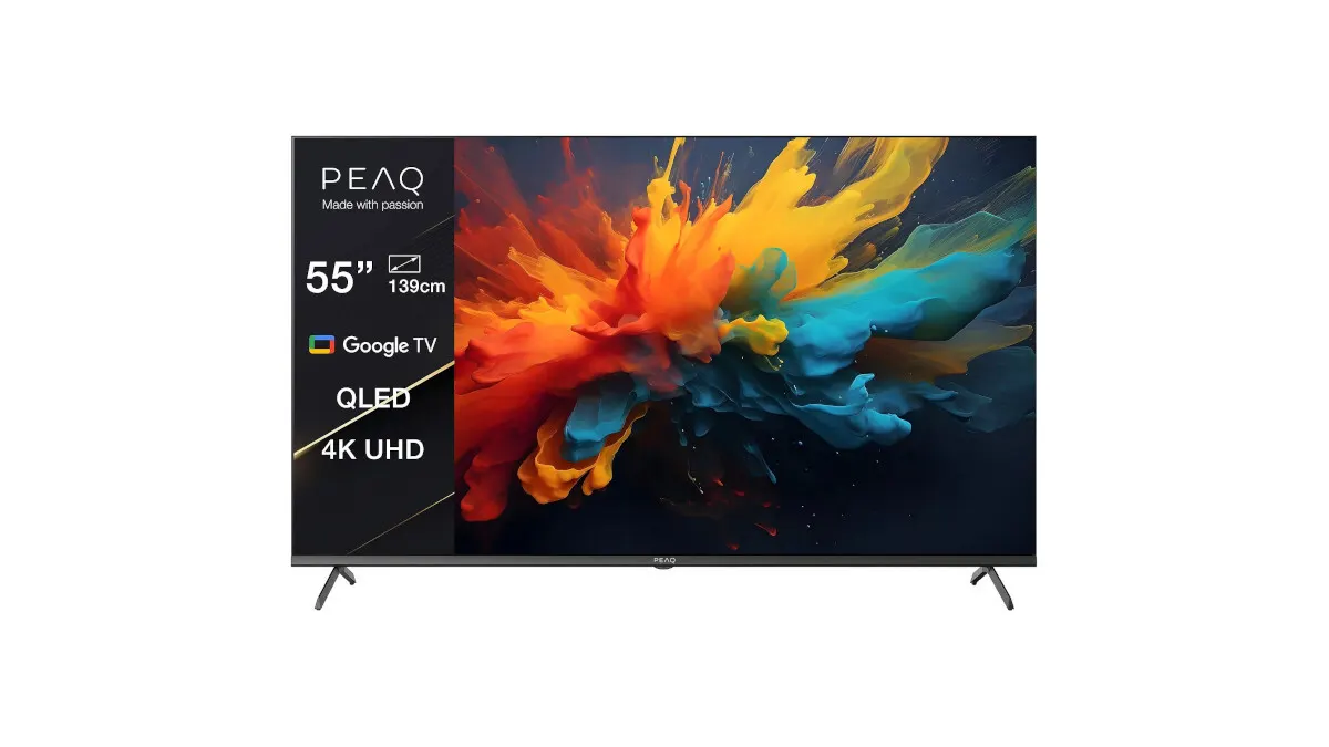 Ein PEAQ 55-Zoll-QLED-4K-UHD-Fernseher mit Google TV steht auf einem weißen Hintergrund. Der Bildschirm zeigt ein abstraktes, buntes Design.