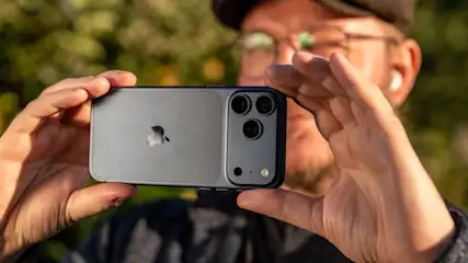 Andreas hält das iPhone 17 Pro Max in einer Hand.