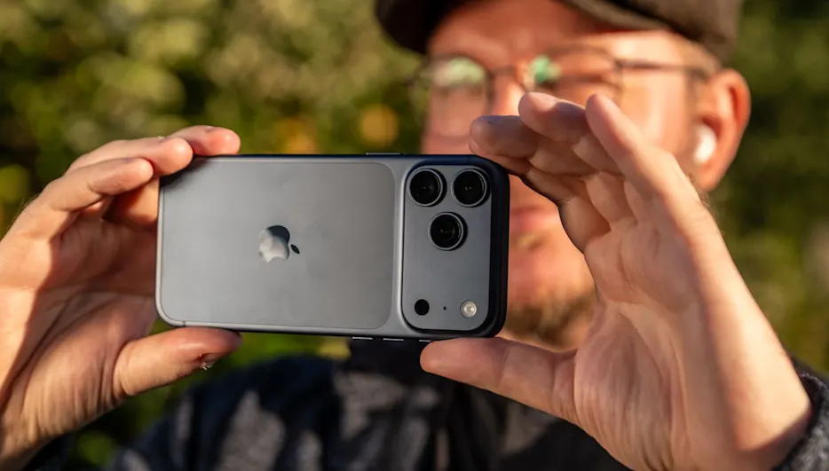 Andreas hält das iPhone 17 Pro Max in einer Hand.