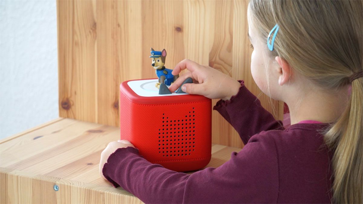 Franzis Tochter drückt das große Ohr der Toniebox 2.