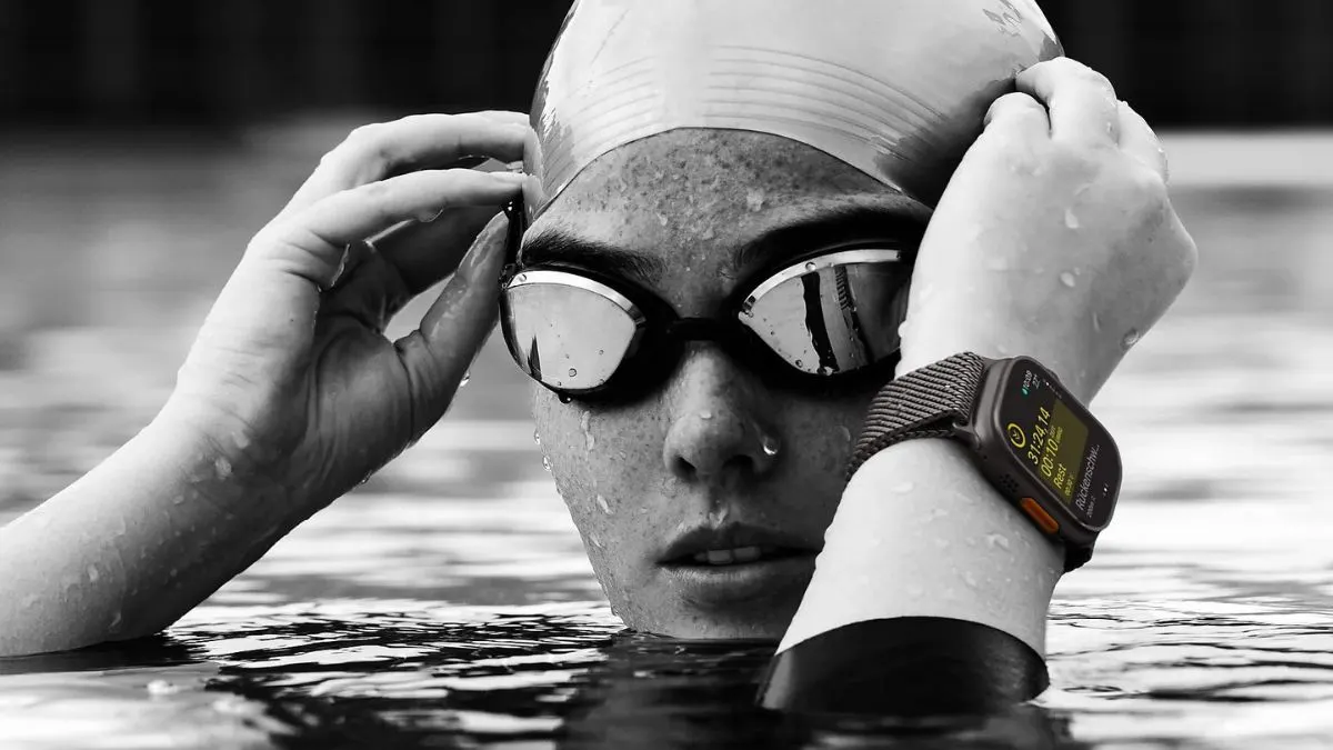 Eine Frau schwimmt im Wasser und trägt die Apple Watch Ultra 2.