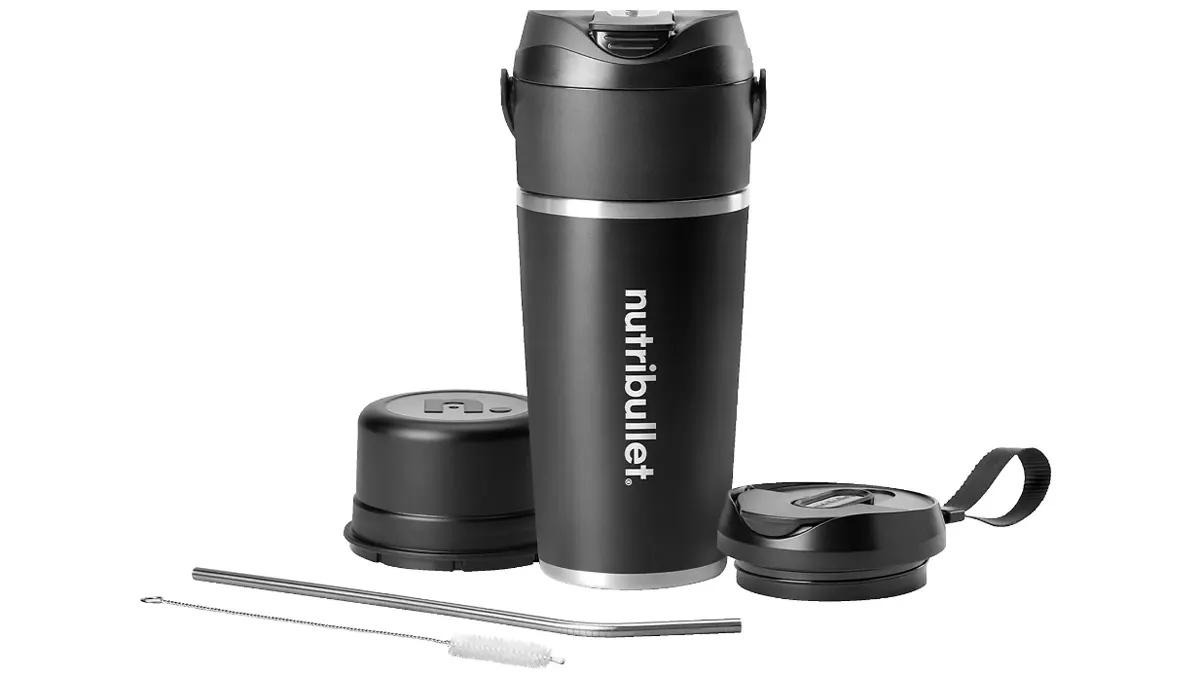 Der Nutribullet Flip NBP016B sowie der mitgelieferte Sip-Deckel, Strohhalm und die Reinigungsbürste vor weißem Hintergrund.