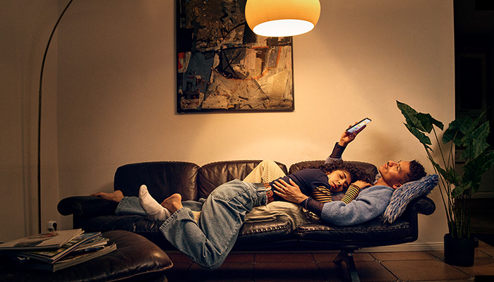 Ein Paar liegt auf der der Coach und genießt das seine Freizeit.