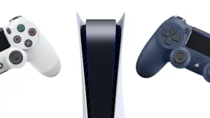 Eine weiße und eine blaue Spielekonsole mit je einem Controller auf weißem Hintergrund.