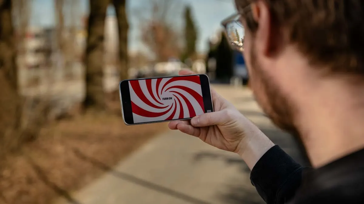 Michael schaut draußen ein YouTube-Video auf dem Xiaomi Redmi Note 15 Pro 5G.