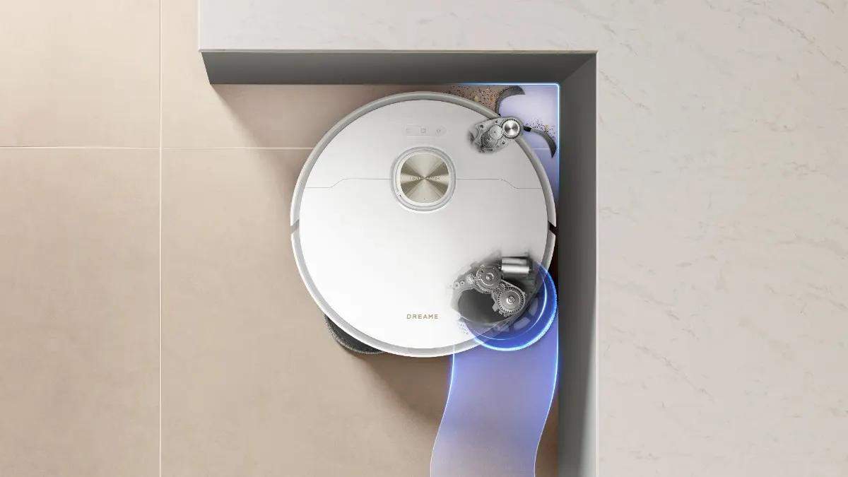 Der Dreame L50s Pro Ultra entfernt Schmutz aus einer Ecke.