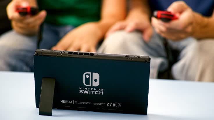 Zwei Menschen spielen an der Nintendo Switch im Tisch-Modus.
