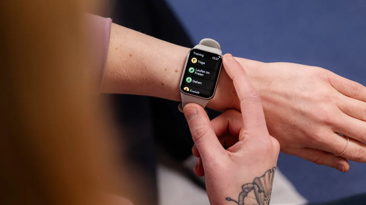 Franzi ruft die Sportmodi auf dem Xiaomi Smart Band 9 Pro auf.