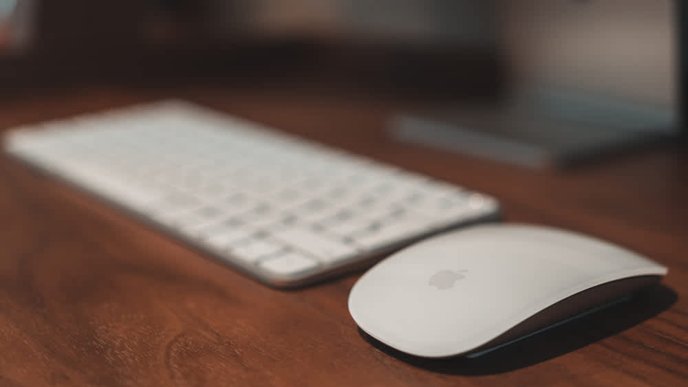 Apple Magic Mouse und Magic Keyboard auf Tisch /Bild