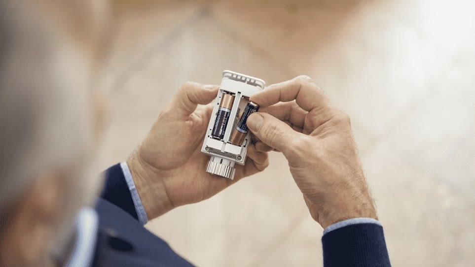 BOSCH Smart Home Heizkörperthermostat Rückseite Batteriewechsel von 2 alten Männerhänden